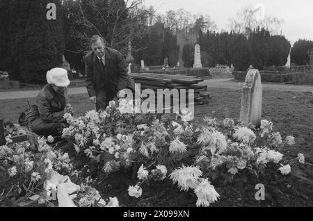 Aktuell 20 - 2 - 1973: La sua offerta di ligger et per systemetTo enslige mennesker legger blomster på en fersk grav. Sotto il ligger blomstene deres 21 år gamle sønn. Magne Olsen ha condotto la parese cerebrale sitt korte liv av. Likevel måtte han sone straffen sin på Ullersmo landsfengsel. Der døde han 30. aprile i år. Nå reiser foreldrene hans seg til kamp mot det system som til slutt tok livet av sønnen. Foto: Svein Kløvig / Aktuell / NTB ***FOTO IKKE BILDEBEHANDLET*** questo testo è stato tradotto automaticamente! Foto Stock