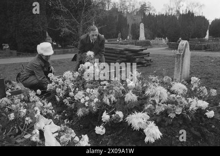 Aktuell 20 - 2 - 1973: La sua offerta di ligger et per systemetTo enslige mennesker legger blomster på en fersk grav. Sotto il ligger blomstene deres 21 år gamle sønn. Magne Olsen ha condotto la parese cerebrale sitt korte liv av. Likevel måtte han sone straffen sin på Ullersmo landsfengsel. Der døde han 30. aprile i år. Nå reiser foreldrene hans seg til kamp mot det system som til slutt tok livet av sønnen. Foto: Svein Kløvig / Aktuell / NTB ***FOTO IKKE BILDEBEHANDLET*** questo testo è stato tradotto automaticamente! Foto Stock