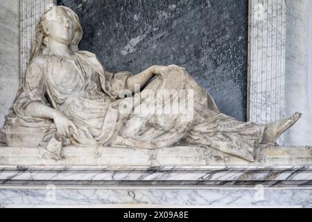 Effigie marmoree di Susanna Hare, m. 1741, di Peter Scheemakers nella Cappella della Lepre annessa alla Chiesa della Santissima Trinità, Stow Bardolph a Norfolk. Foto Stock