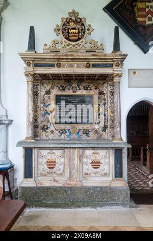 La tomba di Sir Ralph Hare, morto nel 1623, nella Hare Chapel adiacente alla Chiesa della Santissima Trinità, Stow Bardolph a Norfolk. Foto Stock