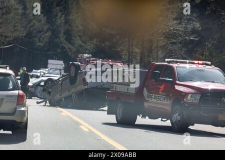 Brookings, Oregon/USA - 21 marzo: Squadre di soccorso escono per assistere a un incidente stradale sull'autostrada 101 il 21 marzo 2021. Foto Stock