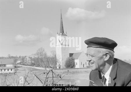 Aktuell 18 - 6 - 1974: Presten som sier ja -Sogneprest Viktor Andersen på Nes på Hedmarken er en prest utenfor det vanlige. Han går inn per selvbestemt aborto. Foto; Ivar Aaserud / Aktuell / NTB **FOTO IKKE BILDEBEHANDLET*** questo testo è stato tradotto automaticamente! Foto Stock