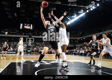 Li Yueru di Besiktas (a sinistra) tenta un tiro durante l'Eurocup Women's Final Second leg match alla Copperbox Arena di Londra. Data foto: Mercoledì 10 aprile 2024. Guarda la storia della PA di BASKET a Londra. Il credito fotografico dovrebbe essere: Zac Goodwin/PA Wire. RESTRIZIONI: Utilizzo soggetto a restrizioni. Solo per uso editoriale, nessun uso commerciale senza il previo consenso del titolare dei diritti. Foto Stock