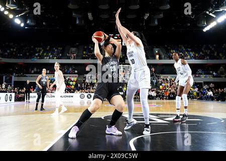 Li Yueru di Besiktas (a sinistra) e Megan Gustafson dei London Lions si battono per il pallone durante l'Eurocup Women's Final Second leg match alla Copperbox Arena di Londra. Data foto: Mercoledì 10 aprile 2024. Guarda la storia della PA di BASKET a Londra. Il credito fotografico dovrebbe essere: Zac Goodwin/PA Wire. RESTRIZIONI: Utilizzo soggetto a restrizioni. Solo per uso editoriale, nessun uso commerciale senza il previo consenso del titolare dei diritti. Foto Stock