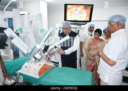 Patna, India. 10 aprile 2024. PATNA, INDIA - 10 APRILE: Il governatore del Bihar Rajendra Vishwanath Arlekar inaugura la macchina di chirurgia robotica avanzata a Bihar & Jharkhand al Ruban Memorial Hospital il 10 aprile 2024 a Patna, India. (Foto di Santosh Kumar/Hindustan Times/Sipa USA ) credito: SIPA USA/Alamy Live News Foto Stock