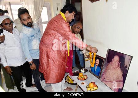 Patna, India. 10 aprile 2024. PATNA, INDIA - 10 APRILE: Il deputato del TMC Shatrughan Sinha rende omaggio a suo padre Bhuvneshwar Prasad Sinha per il suo anniversario di morte nella sua residenza, Kadam Kuan, il 10 aprile 2024 a Patna, India. (Foto di Santosh Kumar/Hindustan Times/Sipa USA ) credito: SIPA USA/Alamy Live News Foto Stock