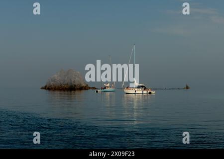 Morning Sea Mist al largo di St Agnes, Isole Scilly Foto Stock