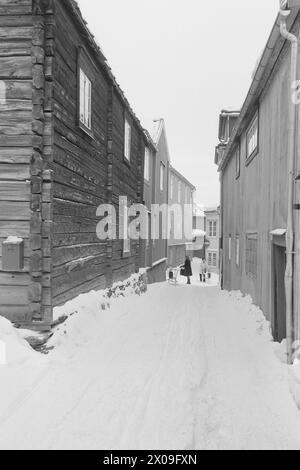 Aktuell 15 - 1 - 1974: Den gamle byen på viddaBevaringen av bergstaden Røros med sin særegne karakter skal omsider inn i helt faste former. Riksantikvar og kommunale myndigheter er gått i gang per alvor. Foto; Sverre A. Børretzen / Aktuell / NTB **FOTO IKKE BILDEBHANDLET*** questo testo è stato tradotto automaticamente! Foto Stock