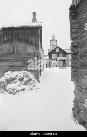 Aktuell 15 - 1 - 1974: Den gamle byen på viddaBevaringen av bergstaden Røros med sin særegne karakter skal omsider inn i helt faste former. Riksantikvar og kommunale myndigheter er gått i gang per alvor. Foto; Sverre A. Børretzen / Aktuell / NTB **FOTO IKKE BILDEBHANDLET*** questo testo è stato tradotto automaticamente! Foto Stock