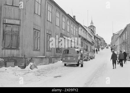 Aktuell 15 - 1 - 1974: Den gamle byen på viddaBevaringen av bergstaden Røros med sin særegne karakter skal omsider inn i helt faste former. Riksantikvar og kommunale myndigheter er gått i gang per alvor. Foto; Sverre A. Børretzen / Aktuell / NTB **FOTO IKKE BILDEBHANDLET*** questo testo è stato tradotto automaticamente! Foto Stock