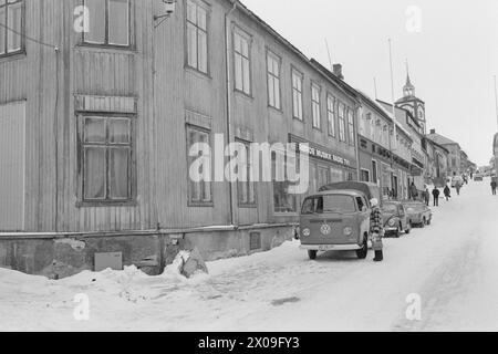 Aktuell 15 - 1 - 1974: Den gamle byen på viddaBevaringen av bergstaden Røros med sin særegne karakter skal omsider inn i helt faste former. Riksantikvar og kommunale myndigheter er gått i gang per alvor. Foto; Sverre A. Børretzen / Aktuell / NTB **FOTO IKKE BILDEBHANDLET*** questo testo è stato tradotto automaticamente! Foto Stock