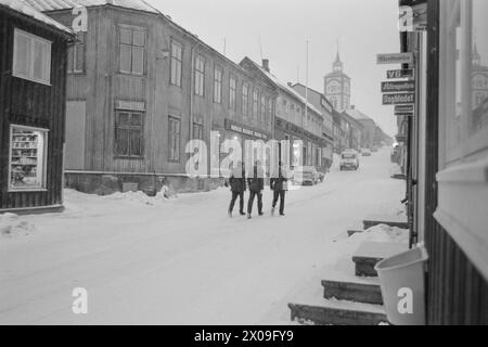 Aktuell 15 - 1 - 1974: Den gamle byen på viddaBevaringen av bergstaden Røros med sin særegne karakter skal omsider inn i helt faste former. Riksantikvar og kommunale myndigheter er gått i gang per alvor. Foto; Sverre A. Børretzen / Aktuell / NTB **FOTO IKKE BILDEBHANDLET*** questo testo è stato tradotto automaticamente! Foto Stock