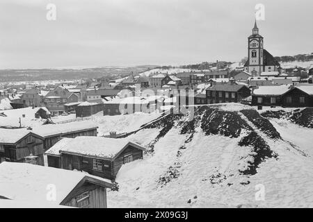 Aktuell 15 - 1 - 1974: Den gamle byen på viddaBevaringen av bergstaden Røros med sin særegne karakter skal omsider inn i helt faste former. Riksantikvar og kommunale myndigheter er gått i gang per alvor. Foto; Sverre A. Børretzen / Aktuell / NTB **FOTO IKKE BILDEBHANDLET*** questo testo è stato tradotto automaticamente! Foto Stock