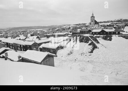 Aktuell 15 - 1 - 1974: Den gamle byen på viddaBevaringen av bergstaden Røros med sin særegne karakter skal omsider inn i helt faste former. Riksantikvar og kommunale myndigheter er gått i gang per alvor. Foto; Sverre A. Børretzen / Aktuell / NTB **FOTO IKKE BILDEBHANDLET*** questo testo è stato tradotto automaticamente! Foto Stock