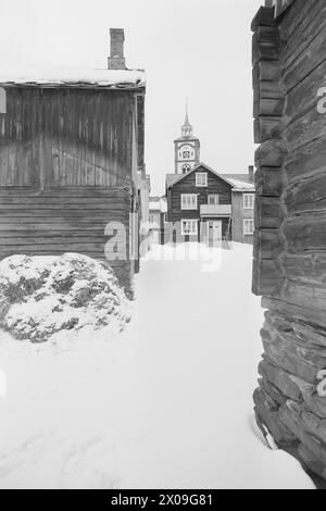 Aktuell 15 - 1 - 1974: Den gamle byen på viddaBevaringen av bergstaden Røros med sin særegne karakter skal omsider inn i helt faste former. Riksantikvar og kommunale myndigheter er gått i gang per alvor. Foto; Sverre A. Børretzen / Aktuell / NTB **FOTO IKKE BILDEBHANDLET*** questo testo è stato tradotto automaticamente! Foto Stock