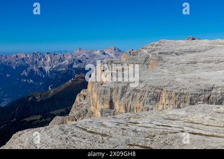 Le cime rocciose delle Dolomiti di SAS Pordoi e Piz Boe nelle Alpi. Pareti rocciose della catena montuosa delle Dolomiti splendido paesaggio in una giornata di sole Foto Stock