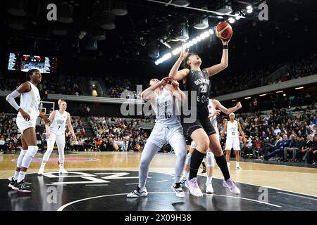 Li Yueru di Besiktas (a destra) tenta un tiro durante l'Eurocup Women's Final Second leg match alla Copperbox Arena di Londra. Data foto: Mercoledì 10 aprile 2024. Guarda la storia della PA di BASKET a Londra. Il credito fotografico dovrebbe essere: Zac Goodwin/PA Wire. RESTRIZIONI: Utilizzo soggetto a restrizioni. Solo per uso editoriale, nessun uso commerciale senza il previo consenso del titolare dei diritti. Foto Stock