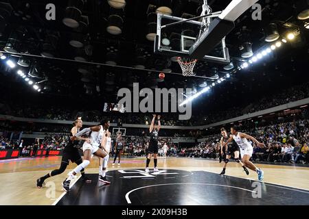 Li Yueru di Besiktas (a destra) tenta un tiro durante l'Eurocup Women's Final Second leg match alla Copperbox Arena di Londra. Data foto: Mercoledì 10 aprile 2024. Guarda la storia della PA di BASKET a Londra. Il credito fotografico dovrebbe essere: Zac Goodwin/PA Wire. RESTRIZIONI: Utilizzo soggetto a restrizioni. Solo per uso editoriale, nessun uso commerciale senza il previo consenso del titolare dei diritti. Foto Stock