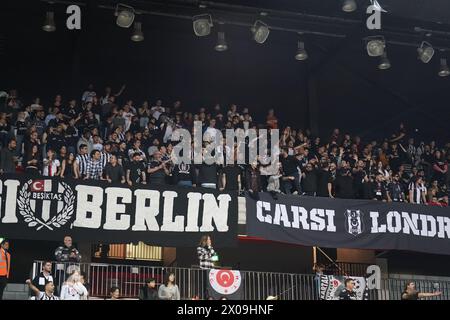 I tifosi del Besiktas in trasferta si trovano durante l'Eurocup Women's Final Second leg Match alla Copperbox Arena di Londra. Data foto: Mercoledì 10 aprile 2024. Guarda la storia della PA di BASKET a Londra. Il credito fotografico dovrebbe essere: Zac Goodwin/PA Wire. RESTRIZIONI: Utilizzo soggetto a restrizioni. Solo per uso editoriale, nessun uso commerciale senza il previo consenso del titolare dei diritti. Foto Stock