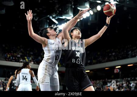 Li Yueru di Besiktas (a destra) e Megan Gustafson dei London Lions si battono per il pallone durante l'Eurocup Women's Final Second leg match alla Copperbox Arena di Londra. Data foto: Mercoledì 10 aprile 2024. Guarda la storia della PA di BASKET a Londra. Il credito fotografico dovrebbe essere: Zac Goodwin/PA Wire. RESTRIZIONI: Utilizzo soggetto a restrizioni. Solo per uso editoriale, nessun uso commerciale senza il previo consenso del titolare dei diritti. Foto Stock