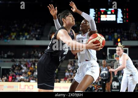 Li Yueru di Besiktas (a sinistra) durante l'Eurocup Women's Final Second leg match alla Copperbox Arena di Londra. Data foto: Mercoledì 10 aprile 2024. Guarda la storia della PA di BASKET a Londra. Il credito fotografico dovrebbe essere: Zac Goodwin/PA Wire. RESTRIZIONI: Utilizzo soggetto a restrizioni. Solo per uso editoriale, nessun uso commerciale senza il previo consenso del titolare dei diritti. Foto Stock