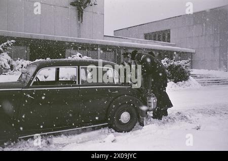 Aktuell 50-3-1973 : il suo kommer knottbilenVi kjørte generatorbil Kongsberg-Drammen tur-retur. Den eldre generasjon nikket gjenkjennende til krigstidens da berønte knottbil. Knottbilen har en Generator som brenner trekull, noe som igjen er aktuelt når det er mangel på drivstoff. Foto: Ivar Aaserud / Aktuell / NTB **FOTO IKKE BILDEBEHANDLET*** questo testo è stato tradotto automaticamente! Foto Stock