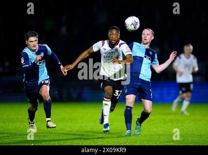 Ebou Adams (centro) della contea di Derby combatte per il ballo con Jack Grimmer (destra) dei Wycombe Wanderers e Freddie Potts durante il match Sky Bet League One ad Adams Park, Wycombe. Data foto: Mercoledì 10 aprile 2024. Foto Stock