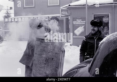 Aktuell 50-3-1973 : il suo kommer knottbilenVi kjørte generatorbil Kongsberg-Drammen tur-retur. Den eldre generasjon nikket gjenkjennende til krigstidens da berønte knottbil. Knottbilen har en Generator som brenner trekull, noe som igjen er aktuelt når det er mangel på drivstoff. Foto: Ivar Aaserud / Aktuell / NTB **FOTO IKKE BILDEBEHANDLET*** questo testo è stato tradotto automaticamente! Foto Stock