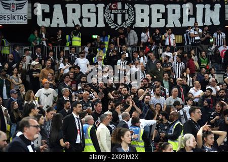 Tifosi del Besiktas durante l'Eurocup Women's Final Second leg match alla Copperbox Arena di Londra. Data foto: Mercoledì 10 aprile 2024. Guarda la storia della PA di BASKET a Londra. Il credito fotografico dovrebbe essere: Zac Goodwin/PA Wire. RESTRIZIONI: Utilizzo soggetto a restrizioni. Solo per uso editoriale, nessun uso commerciale senza il previo consenso del titolare dei diritti. Foto Stock