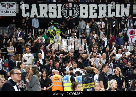 Tifosi del Besiktas durante l'Eurocup Women's Final Second leg match alla Copperbox Arena di Londra. Data foto: Mercoledì 10 aprile 2024. Guarda la storia della PA di BASKET a Londra. Il credito fotografico dovrebbe essere: Zac Goodwin/PA Wire. RESTRIZIONI: Utilizzo soggetto a restrizioni. Solo per uso editoriale, nessun uso commerciale senza il previo consenso del titolare dei diritti. Foto Stock