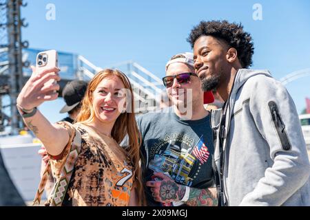 Rajah Caruth cammina lungo il tratto anteriore incontrando i fan per il Cook Out 400 a Martinsville, Virginia, USA. Foto Stock