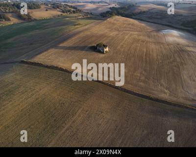 Vista su una fattoria con l'antico casale e vari edifici di servizio abbandonati e fatiscenti, ci troviamo in provincia di Viterbo, centro Italia Foto Stock