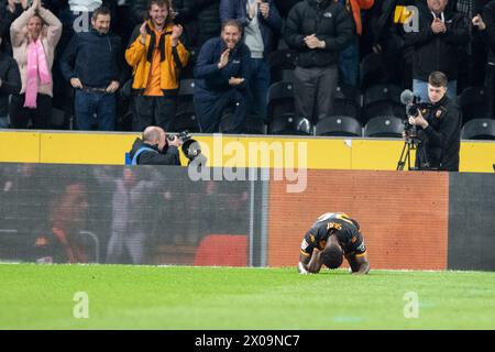 Jean Michael seri di Hull City segna e celebra di fronte ai tifosi durante la partita del Campionato Sky Bet tra Hull City e Middlesbrough allo stadio MKM di Kingston upon Hull mercoledì 10 aprile 2024. (Foto: Trevor Wilkinson | mi News) crediti: MI News & Sport /Alamy Live News Foto Stock