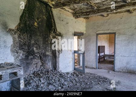 Interno di un vecchio casale abbandonato e fatiscente nella campagna di Viterbo, Italia centrale Foto Stock