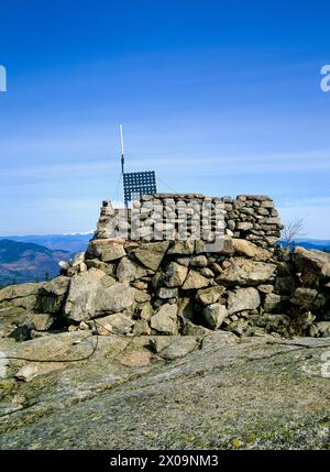 Middle Sister Groundhouse (torre dei vigili del fuoco) sulla Middle Sister Mountain ad Albany, New Hampshire USA. Questa torre antincendio era in funzione dal 1927 al 1948. Foto Stock