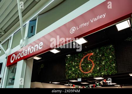 Segnaletica per il negozio Vodafone a Liffey Valley, Dublino, Irlanda. Foto Stock