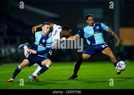 Ebou Adams (centro) della contea di Derby combatte per il ballo con Nigel Lonwijk (destra) dei Wycombe Wanderers e Josh Scowen durante il match Sky Bet League One ad Adams Park, Wycombe. Data foto: Mercoledì 10 aprile 2024. Foto Stock