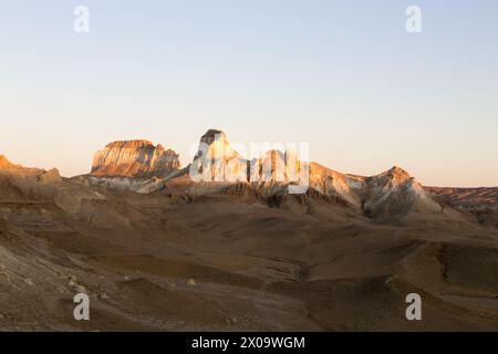 Paesaggio montano di Airakty Shomanai, regione di Mangystau, Kazakistan. Viaggio in asia centrale Foto Stock