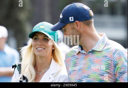 Augusta, Stati Uniti. 10 aprile 2024. Wyndham Clark e Julia Kemmling camminano fino alla prima buca del Masters Par 3 Contest alla vigilia del Masters Tournament presso l'Augusta National Golf Club di Augusta, Georgia, mercoledì 10 aprile 2024. Foto di John Angelillo/UPI credito: UPI/Alamy Live News Foto Stock