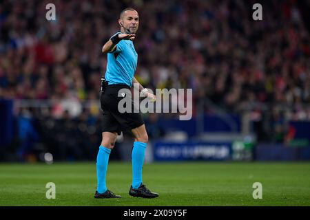 Madrid, Spagna. 10 aprile 2024. MADRID, SPAGNA - 10 APRILE: Arbitro Marco Guida durante i quarti di finale della prima tappa - partita di UEFA Champions League 2023/24 tra l'Atletico Madrid e il Borussia Dortmund allo stadio Civitas Metropolitano il 10 aprile 2024 a Madrid, Spagna. (Foto di Pablo Morano/Agenzia BSR) credito: Agenzia BSR/Alamy Live News Foto Stock