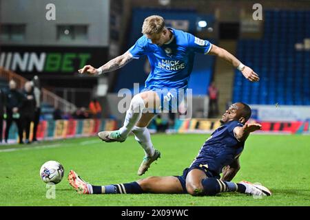 Josh Knight (5 Peterborough United) sfidato da Uche Ikpeazu (12 Port vale) durante la partita Sky Bet League 1 tra Peterborough e Port vale a London Road, Peterborough, mercoledì 10 aprile 2024. (Foto: Kevin Hodgson | mi News) crediti: MI News & Sport /Alamy Live News Foto Stock