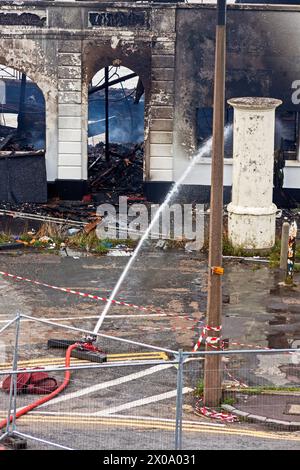 Il 30 settembre 2010 un tubo flessibile senza equipaggio attenua i resti del Royal Pier Hotel a Weston-super-Mare, Regno Unito, dopo essere stato gravemente danneggiato dal secondo incendio in meno di 18 mesi. L'edificio è stato successivamente demolito, e a partire da aprile 2024 il sito è ancora in attesa di riqualificazione. Foto Stock