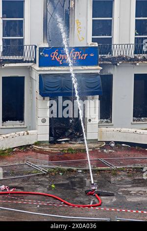 Il 30 settembre 2010 un tubo flessibile senza equipaggio attenua i resti del Royal Pier Hotel a Weston-super-Mare, Regno Unito, dopo essere stato gravemente danneggiato dal secondo incendio in meno di 18 mesi. L'edificio è stato successivamente demolito, e a partire da aprile 2024 il sito è ancora in attesa di riqualificazione. Foto Stock