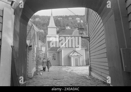 Aktuell 44-4-1973 : alt skal vekk MARKEN med 700 beboere og sopra hundre virksomheter skal vekk. Et tradisjonsrikt og trivelig bymilljø totalsaneres. Bergenskapitalen krever det. Foto; Svein Kløvig / Aktuell / NTB **FOTO IKKE BILDEBEHANDLET*** NB; Vedtaket ble senere omgjort, og Marken bevart. Questo testo è stato tradotto automaticamente. Foto Stock