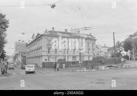 Aktuell 44-4-1973 : alt skal vekk MARKEN med 700 beboere og sopra hundre virksomheter skal vekk. Et tradisjonsrikt og trivelig bymilljø totalsaneres. Bergenskapitalen krever det. Foto; Svein Kløvig / Aktuell / NTB **FOTO IKKE BILDEBEHANDLET*** NB; Vedtaket ble senere omgjort, og Marken bevart. Questo testo è stato tradotto automaticamente. Foto Stock