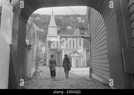 Aktuell 44-4-1973 : alt skal vekk MARKEN med 700 beboere og sopra hundre virksomheter skal vekk. Et tradisjonsrikt og trivelig bymilljø totalsaneres. Bergenskapitalen krever det. Foto; Svein Kløvig / Aktuell / NTB **FOTO IKKE BILDEBEHANDLET*** NB; Vedtaket ble senere omgjort, og Marken bevart. Questo testo è stato tradotto automaticamente. Foto Stock