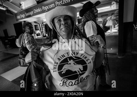 Little Rock, Arkansas, Stati Uniti. 6 aprile 2024. Un fan del rodeo alla seconda sconfitta annuale del Beast Rodeo al Barton Coliseum di Little Rock, Arkansas, sono stati venduti oltre sei biglietti a testa tonda, hanno detto i funzionari. (Immagine di credito: © Brian Branch Price/ZUMA Press Wire) SOLO PER USO EDITORIALE! Non per USO commerciale! Foto Stock