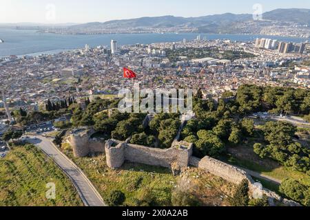 10 aprile 2024: Vista panoramica aerea di Smirne da Kadifekale e il castello, che risale ad Alessandro Magno, che visse nel IV secolo a.C., Smirne, Turchia, 10 aprile 2024. Kadifekale è stata inclusa nella lista dei patrimoni dell'umanità come parte dell'area del patrimonio creato dall'UNESCO con il nome di città portuale storica di Smirne nel 2020. (Credit Image: © Tolga Ildun/ZUMA Press Wire) SOLO PER USO EDITORIALE! Non per USO commerciale! Foto Stock