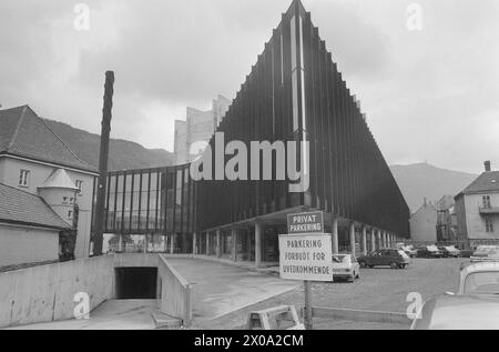 Aktuell 38-6-1973 : SkandalebyggetDet private initiativ i Bergen har reist et gigantbygg til 60 millioner kroner uten å ha penger til å fullføre verket. Grieghallen har lenge stått som et tomt skall uten innmat. Nå vil staten få en regning på 20 millioner kroner. Grieghallen står der uferdig med sin dristige arkitektur. Og som det ligger i øyeblikket, er det uvisst når kulturen kan få flytte inn. Foto: Svein Kløvig / Aktuell / NTB ***FOTO IKKE BILDEBEHANDLET*** questo testo è stato tradotto automaticamente! Foto Stock