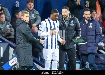 West Bromwich, Regno Unito. 10 aprile 2024. Josh Maja di West Bromwich Albion riceve istruzioni da Damien Abella prima di unirsi alla partita durante l'EFL Sky Bet Championship match tra West Bromwich Albion e Rotherham United agli Hawthorns di West Bromwich, Inghilterra, il 10 aprile 2024. Foto di Stuart Leggett. Solo per uso editoriale, licenza richiesta per uso commerciale. Non utilizzare in scommesse, giochi o pubblicazioni di singoli club/campionato/giocatori. Crediti: UK Sports Pics Ltd/Alamy Live News Foto Stock